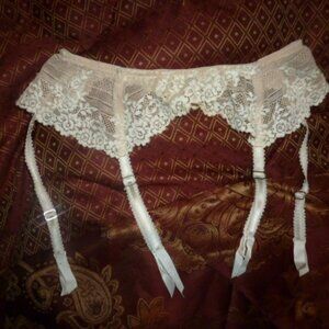 Wacoal Lace Floral Garter Belt – Adjustable – White/Cream